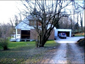 Maison existante vue de l'entrée du terrain