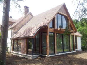 L'extension bois réalisée par Art-trait-Design ouvre l'ancienne maison sur les plaines vallonnées de l'Auxerrois