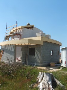 Maison Organique bois et thermopierre en Vendée
vue nord-est du cellier et du garage réalisés en agglomérés de ciment