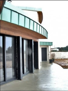 Maison Organique bois et thermopierre vue des baies aluminium du séjour