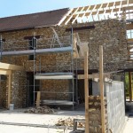 20 juin 2015 - La structure bois de la grande véranda est en place - la réalisation des murs des galeries vitrées est en cours